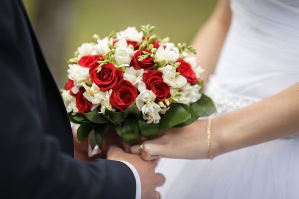 دستان زوج تازه ازدواج کرده با حلقه ازدواج