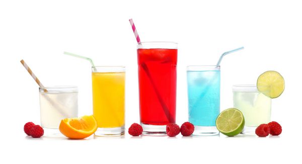 گروهی از نوشیدنی های سرد رنگارنگ تابستانی با میوه های جدا شده در پس زمینه سفید
