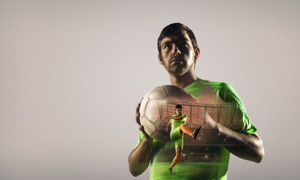 نوردهی دوگانه یک بازیکن فوتبال که توپی را در دست دارد با تجسم لحظه لگد زدن به توپ فوتبال در پس زمینه خنثی