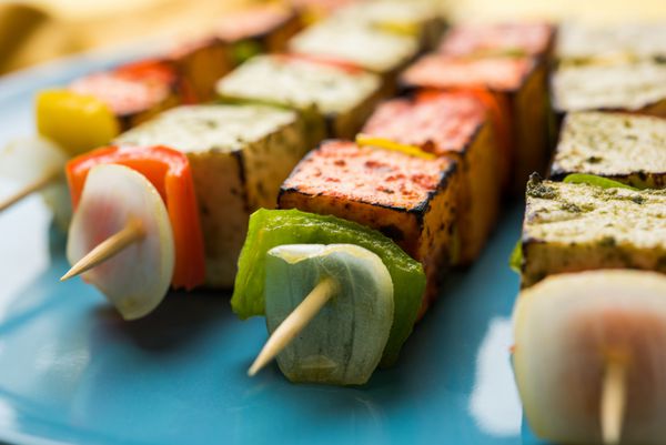 Paneer Tikka Kabab - سیخ پنیر هندی تنوری یا کباب پنیر فوکوس انتخابی