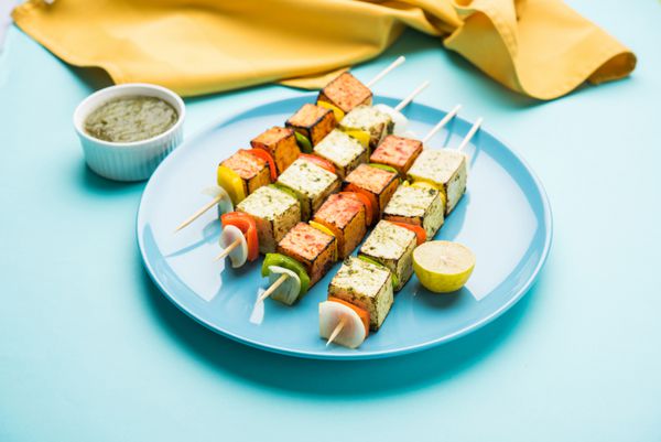 Paneer Tikka Kabab - سیخ پنیر هندی تنوری یا کباب پنیر فوکوس انتخابی