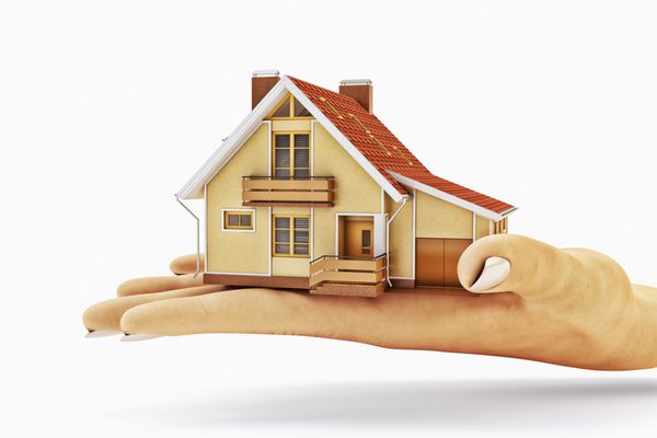 فروش املاک و مستغلات مفهوم بیمه و رهن دست انسان که خانه مدرن را روی کف دست جدا شده روی سفید نگه می دارد
