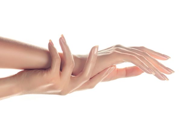 مراقبت از پوست دست نمای نزدیک از دست های زن زیبا با مانیکور سبک روی ناخن کرم دست و درمان