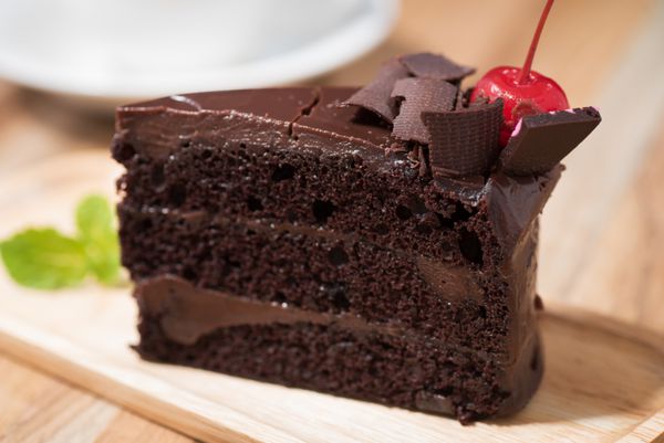 نمای نزدیک از تکه کیک شکلاتی