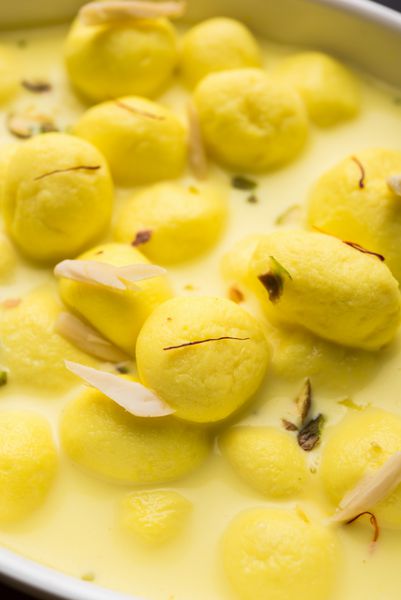 آنگوری راسمالای یا آنگوری راس مالای یک دسر هندی است از پنیر دلمه تهیه می شود که سپس در چاشنی شربتی شیرین خیس می شود و در شکر خوب می غلتاند تا گلوله هایی به اندازه انگور تشکیل شود تمرکز انتخابی