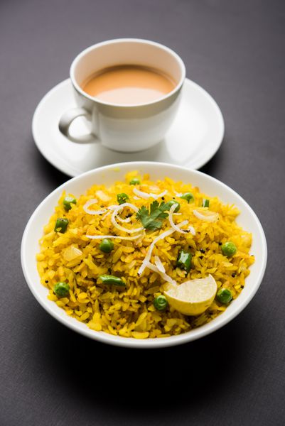 غذای صبحانه هندی پوها همچنین به عنوان پوه یا Aalu poha شناخته می شود که از برنج کوبیده یا برنج پهن شده تشکیل شده است تکه های برنج در روغن با خردل فلفل پیاز برگ کاری و زردچوبه کمی سرخ می شوند