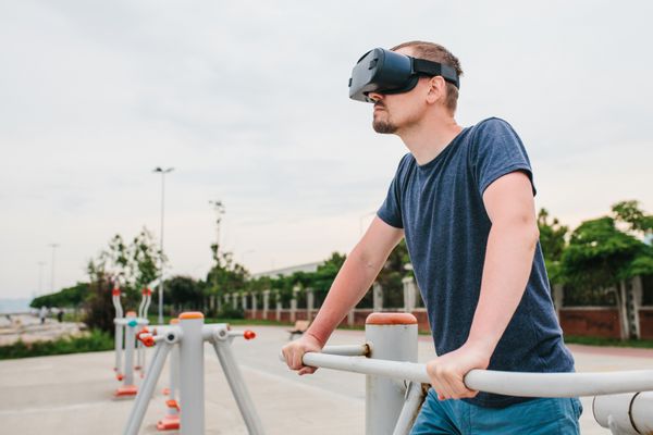 مردی با عینک واقعیت مجازی در حال ورزش است مفهوم فناوری آینده تکنولوژی مدرن تصویربرداری کلاس های تک ورزش از راه دور