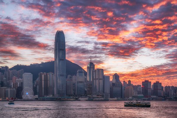 شهر هنگ کنگ در درخشش غروب خورشید