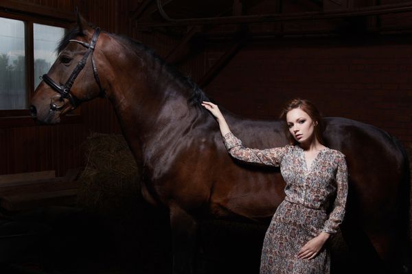 زن جوان زیبا با اسب