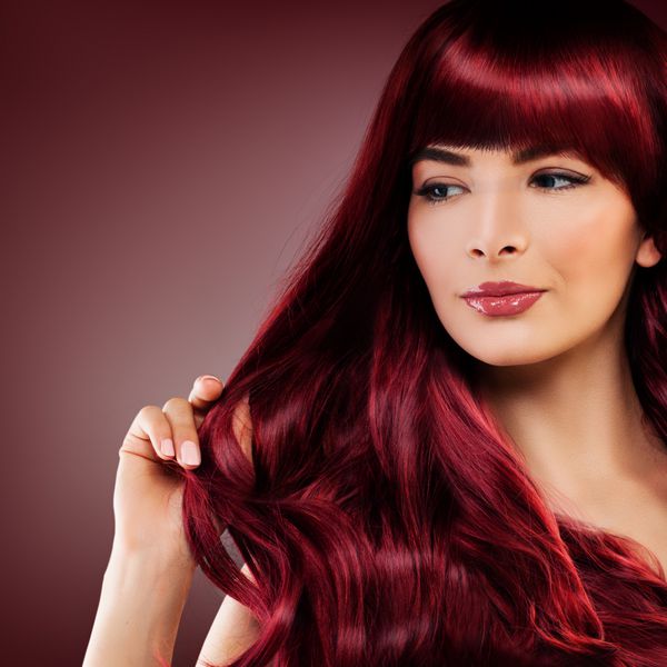 زن مو قرمز ناز با مدل موی قرمز دختری با فرفری و آرایش مو قرمز