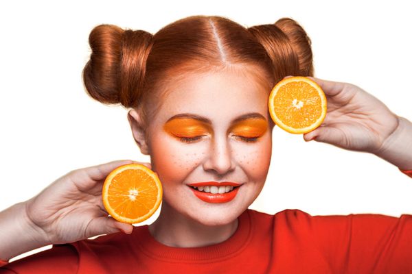 دختر جوان زیبا با رنگ نارنجی