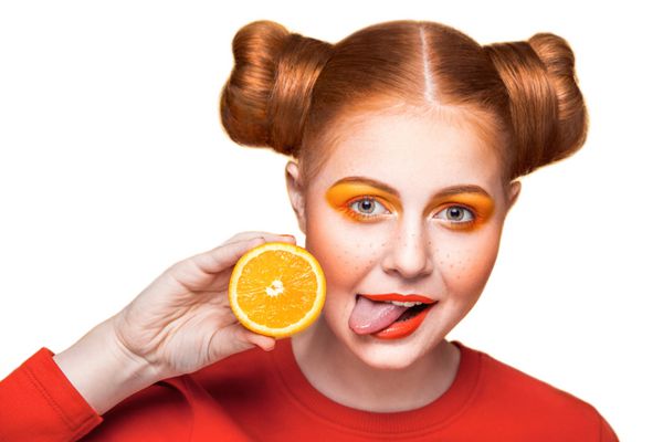 دختر جوان زیبا با رنگ نارنجی