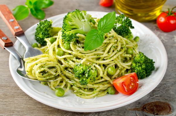 اسپاگتی با نخود سبز و پستو ریحان
