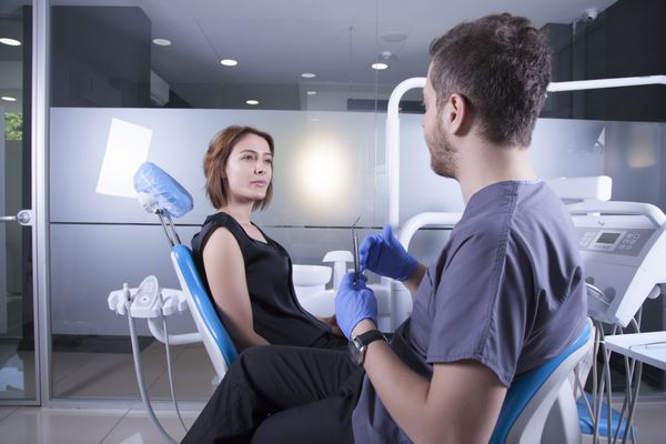 مصاحبه بیمار با پزشک قبل از درمان دندانپزشکی