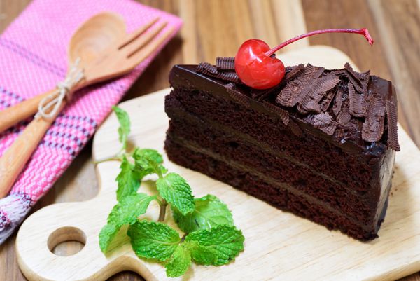 کیک شکلاتی روی بشقاب چوبی