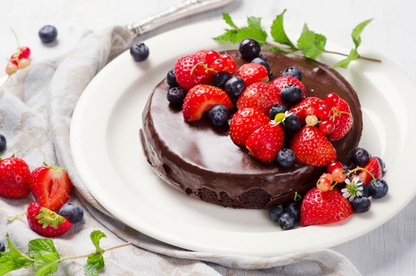 کیک شکلاتی با انواع توت ها