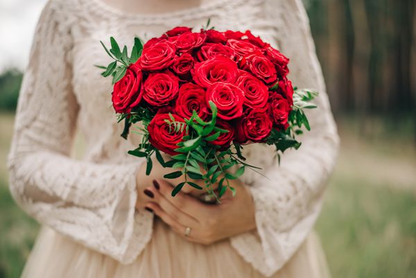 عروس با یک دسته گل رز قرمز