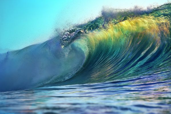 بشکه موج اقیانوس رنگارنگ روشن پس‌زمینه استوایی در رنگ‌های غروب آفتاب برای فعالیت ورزشی بدون هیچ‌کس روی تصویر