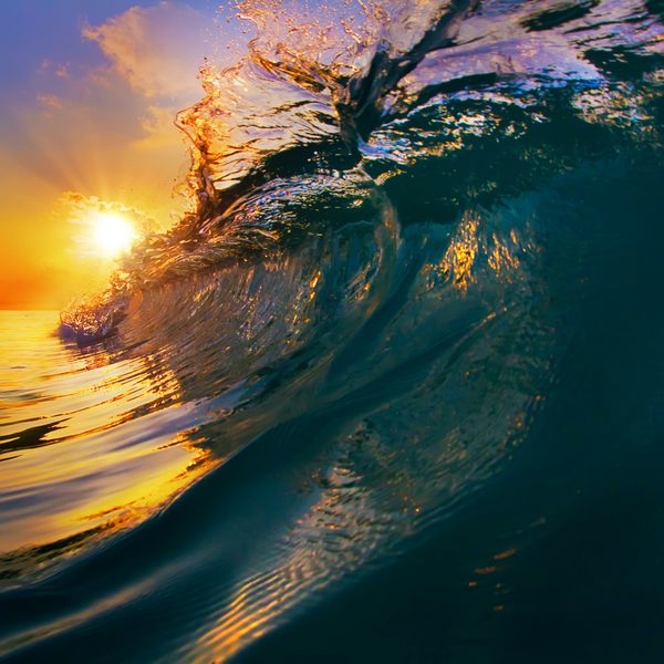 قالب طرح تابستانی غروب آفتاب گرمسیری که موج موج سواری اقیانوس زیبا با قطرات و پاشش بسته می شود