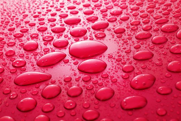 قطرات آب قرمز پس زمینه با قطرات بزرگ و کوچک