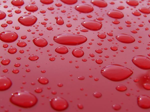 قطرات آب روی سطح قرمز