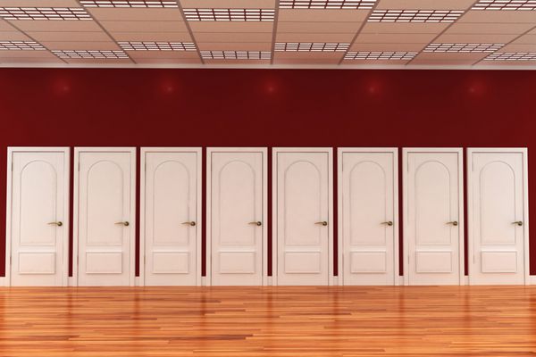 اتاق داخلی سه بعدی با درهای سفید و کف چوبی