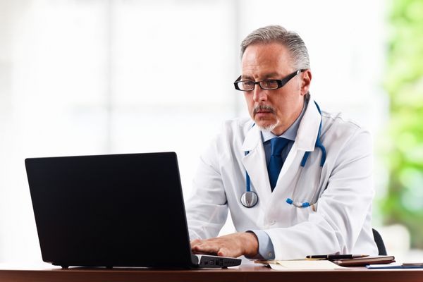 دکتر با استفاده از لپ تاپ