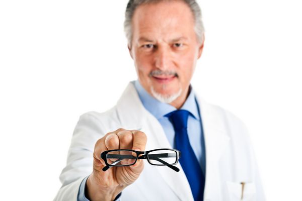 دکتر به شما یک جفت عینک می دهد