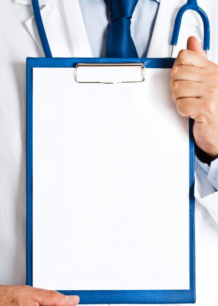 دکتر در حال نشان دادن یک صفحه کاغذ خالی