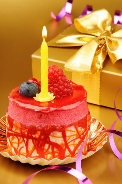 کیک تولد رنگارنگ با شمع