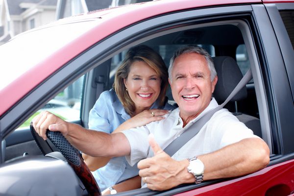 زوج سالمند خوشبخت در ماشین