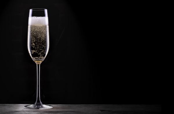 لیوان شامپاین جدا شده در پس زمینه سیاه