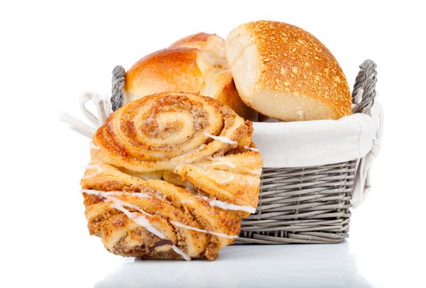 نان نان پخته شده در سبد جدا شده روی سفید