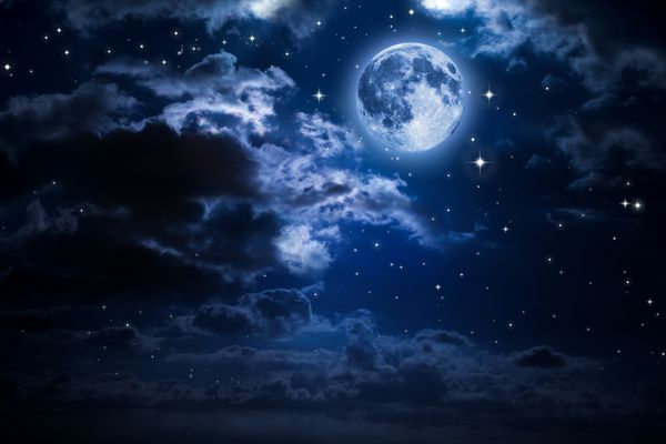 ماه و ابر در شب