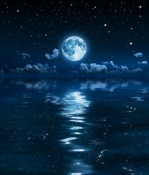 ابر ماه و ابر در شب در دریا