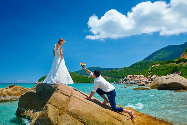 زوج عاشق در ساحل دریا - مردی که با دسته گل خواستگاری می کند