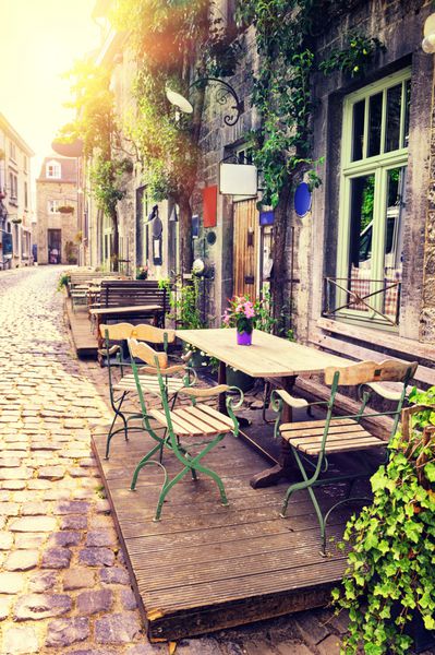 تراس کافه در شهر کوچک اروپایی