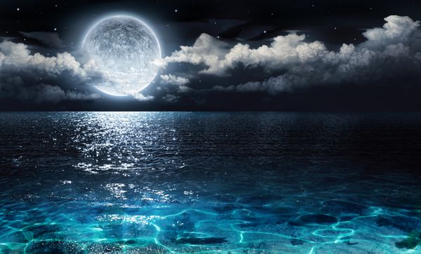 پانورامای عاشقانه و منظره با ماه کامل در دریا تا شب