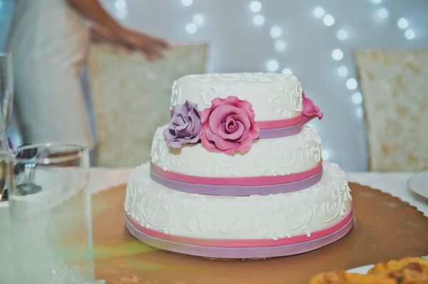 کیک عروسی با گل رز 2064