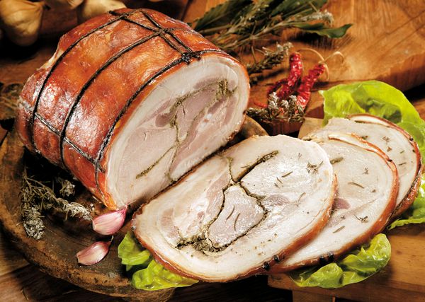 Porchetta arrosto در ambientazione rustica