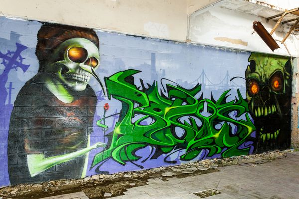 گرافیتی هیولا جمجمه در ساختمان کارخانه متروکه