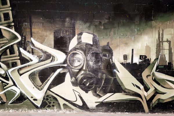 دیوار گرافیتی در یک ساختمان متروکه کارخانه