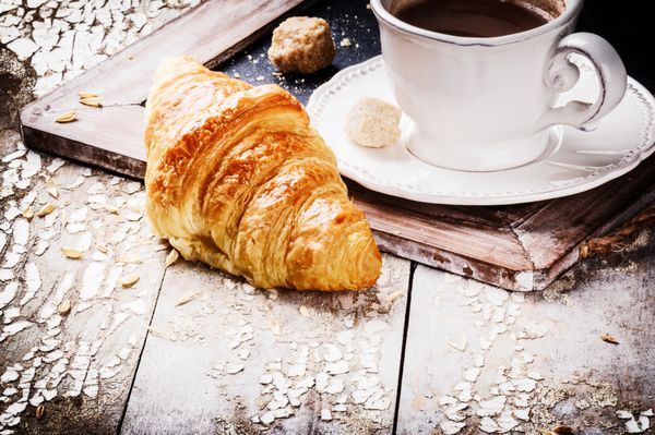 تنظیم صبحانه با قهوه و کروسان تازه