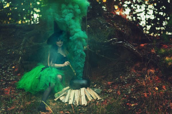 زن جادوگر در جنگل در حال آماده کردن معجون در دیگ