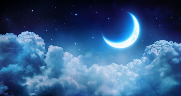 ماه رمانتیک در شب پرستاره بر فراز ابرها
