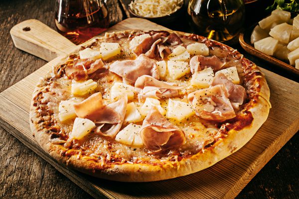 پیتزا ایتالیایی کبابی شعله تازه پخته شده