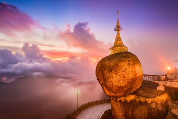 صخره طلایی کوه کایکتیو در میانمار