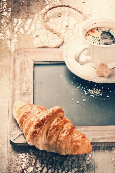 تنظیم صبحانه با قهوه و کروسان تازه