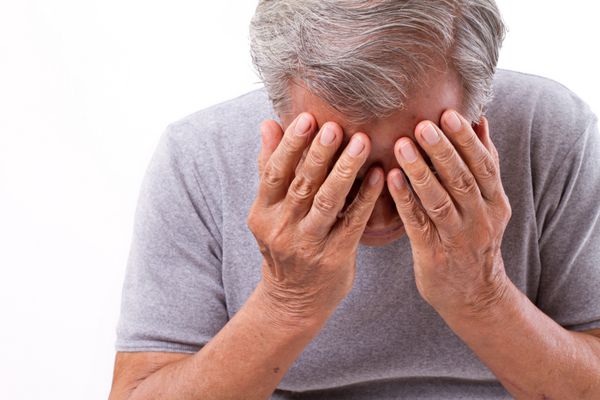 مرد مسن از سردرد استرس میگرن رنج می برد