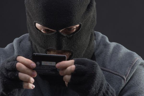 هکر کارت اعتباری دزدیده شده را نگه می دارد